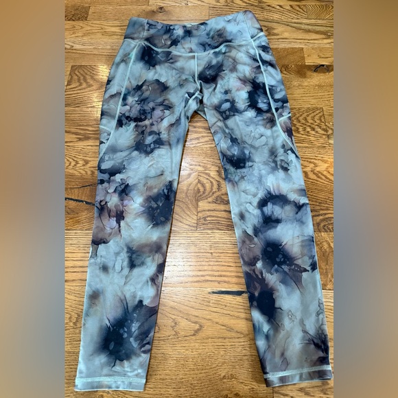 Calia. Leggings. Green Flower/Camo/Like Print. Size Medium. - Picture 1 of 7